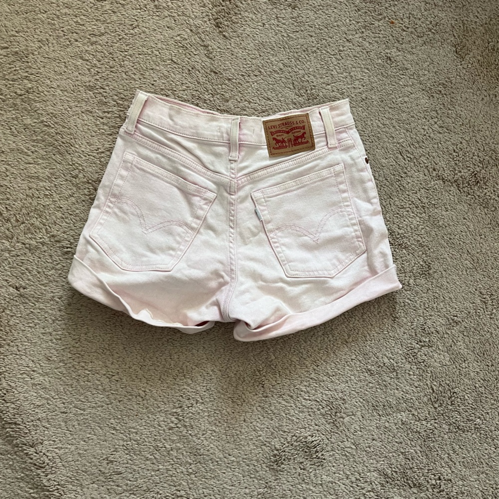 Levi’s Wedgie Short in Stonewash Light Lilac - Picture 3 of 3